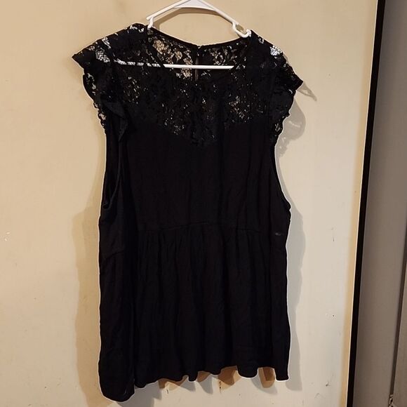 Beautiful Torrid top size 4 - Picture 1 of 7